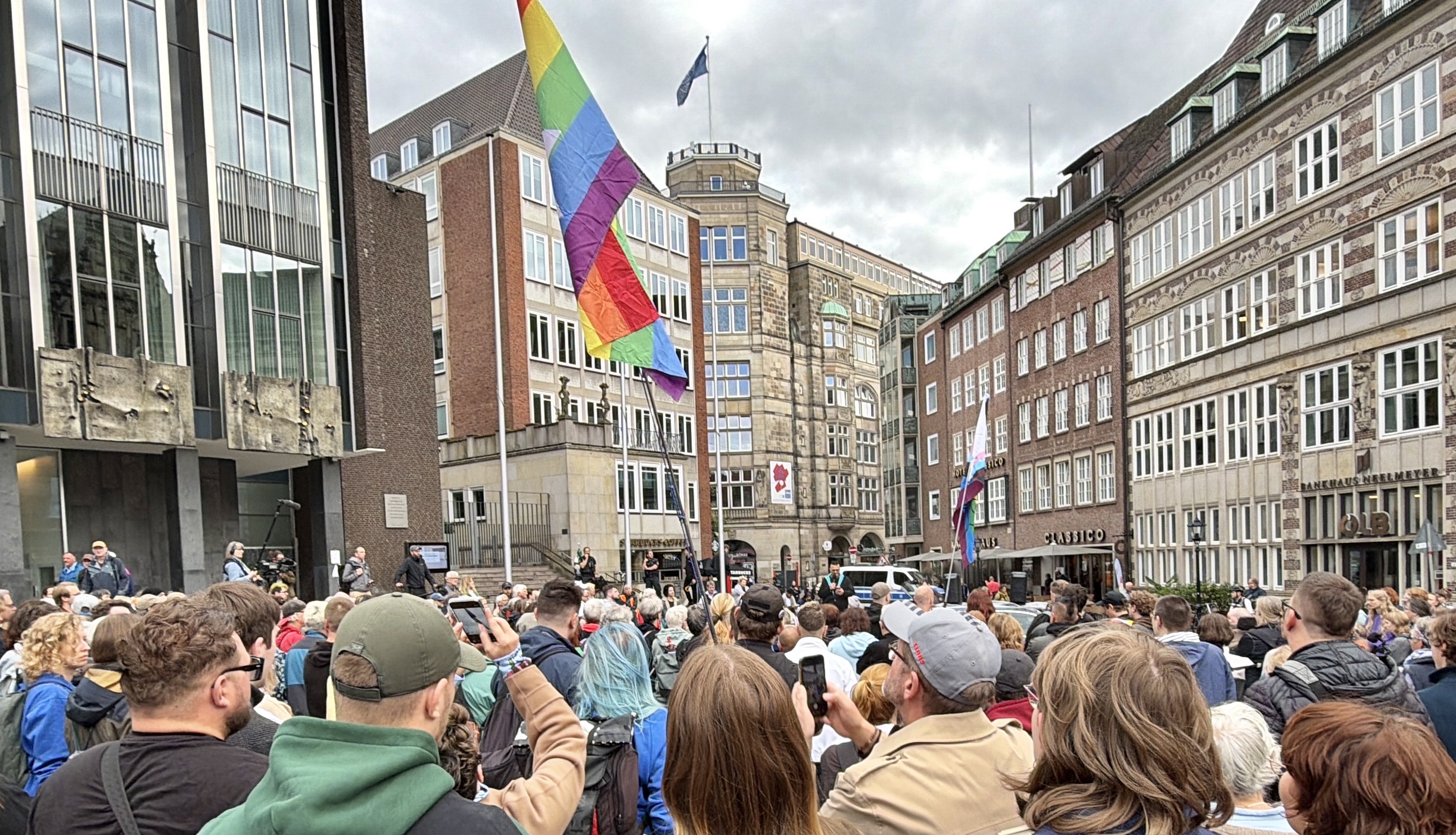 Mahnwache in Bremen zum Anschlag beim CSD in Berlin