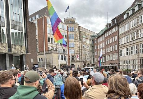 Mahnwache in Bremen zum Anschlag beim CSD in Berlin